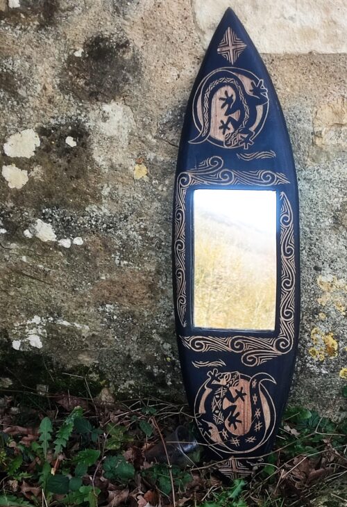 espejo de madera en negro